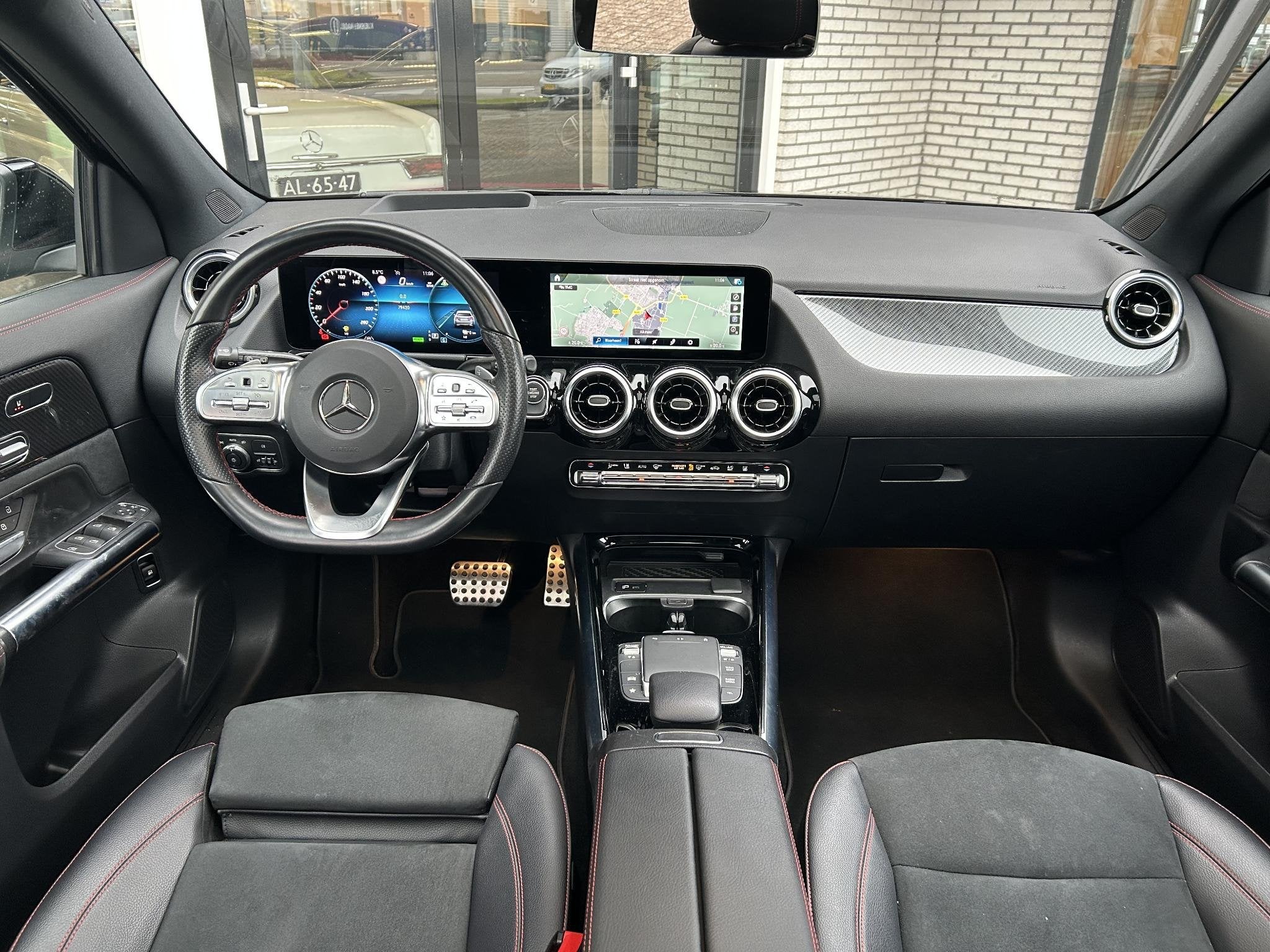 Mercedes-Benz GLA-klasse 250 e AMG | Panoramadak | Head-Up, 4 cilinders, 16 kWh, Leder en Stof, Zwart