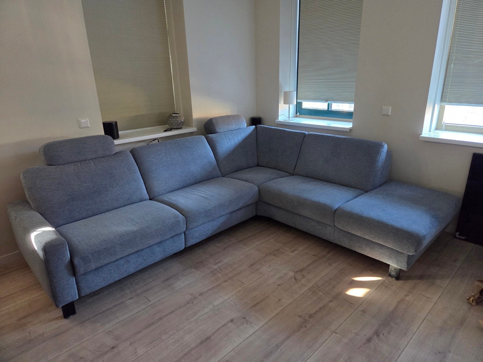 Hoekbank Milan Famosa Blue met relaxfunctie, Ophalen, 250 tot 300 cm, Gebruikt, Hoekbank