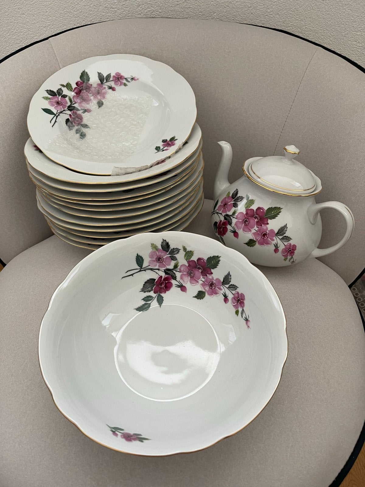 Servies set: 12 borden, saladeschaal en theepot - Bohemia, Overige merken, Klassiek, Ophalen of Verzenden, Zo goed als nieuw