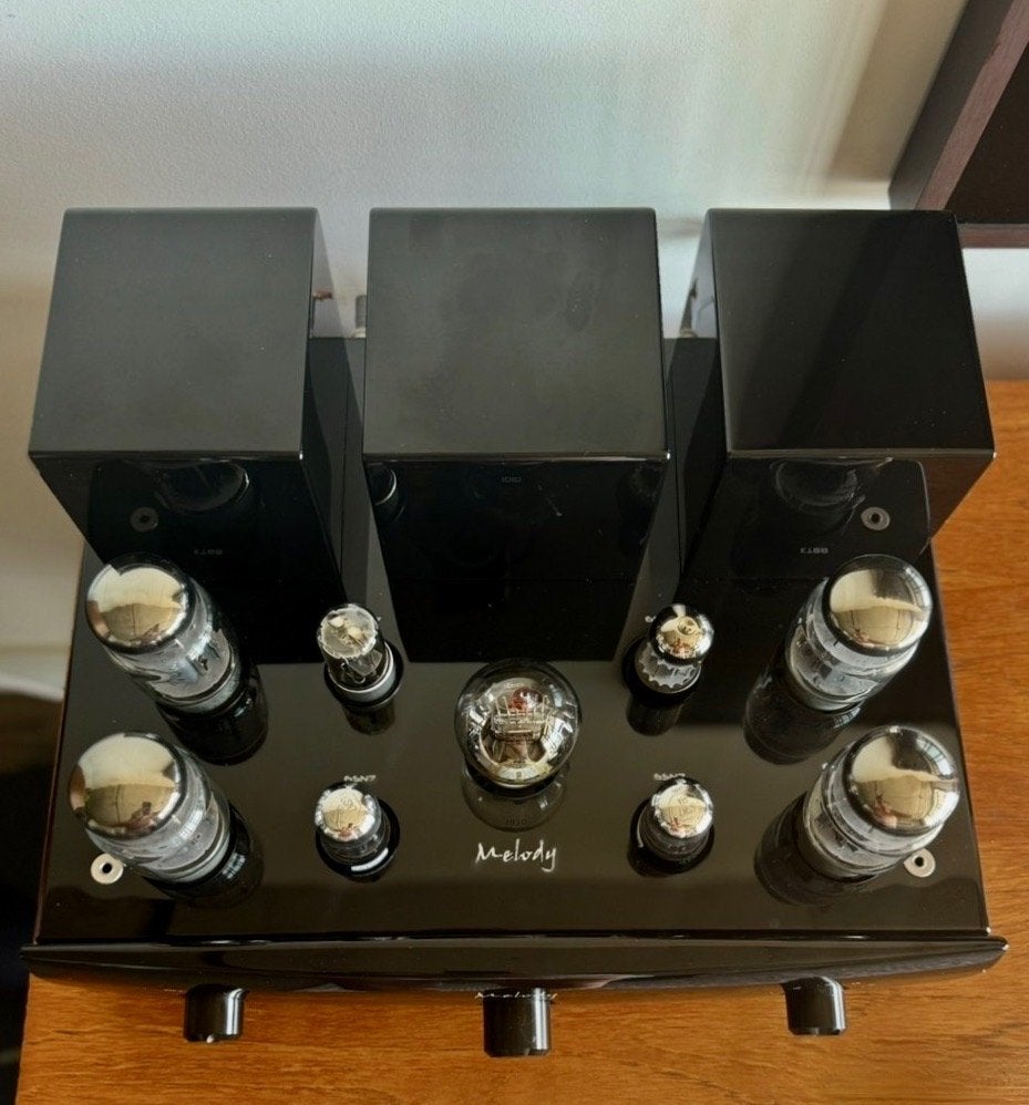 Klasse A - MELODY ASTRO BLACK Pianolak = mooi, Zo goed als nieuw, 120 watt of meer, Stereo, Ophalen