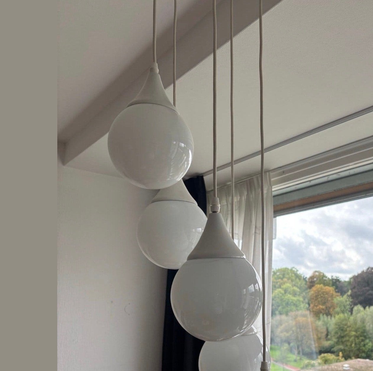 Moderne hanglamp met 5 witte glazen bollen, Ophalen, Gebruikt, Glas, E27 (groot)