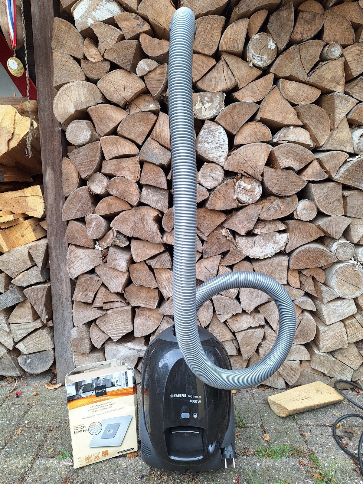 Siemens stofzuiger 1800W - Weinig gebruikt + zakken, Witgoed en Apparatuur, Stofzuigers, Sledestofzuiger, Ophalen, Stofzak, Siemens