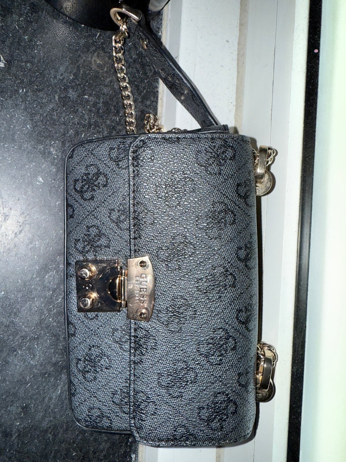 Guess tas - Zwart met Guess logo's, Verzenden, Gebruikt, Zwart, Schoudertasje