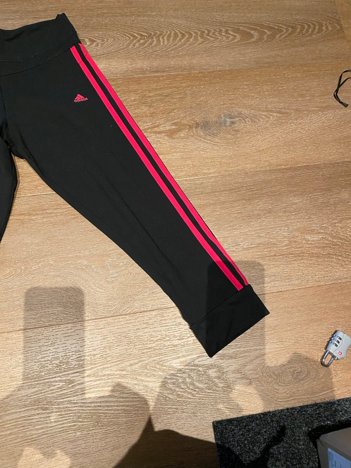Adidas sportlegging zwart met roze strepen, Kleding | Dames, Zwart, Ophalen of Verzenden, Fitness of Aerobics, Maat 36 (S)