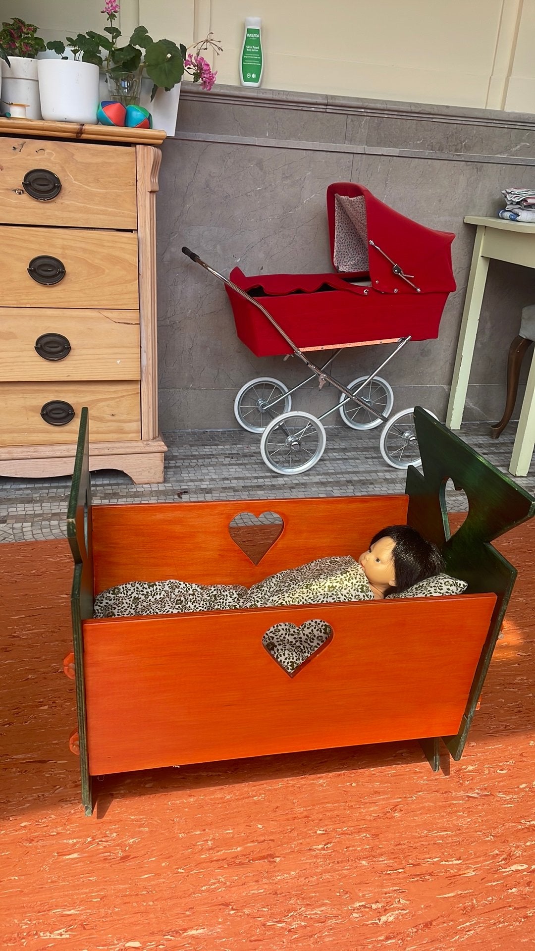 Zelfgemaakt groen/oranje poppenbedje 35 jaar oud, Ophalen, Jongen of Meisje