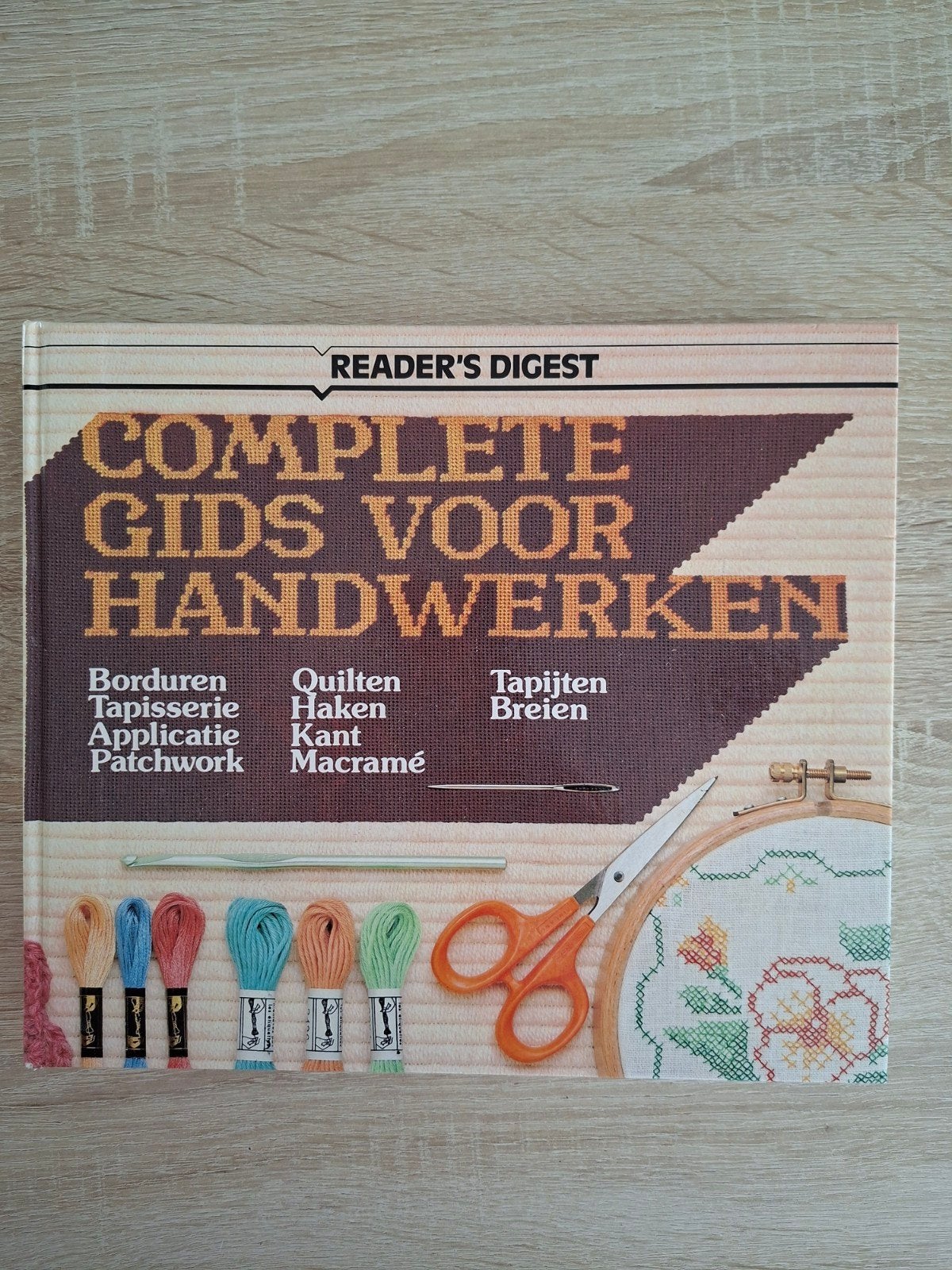 Reader's Digest Complete Gids voor Handwerken, Reader's Digest, Ophalen of Verzenden, Zo goed als nieuw, Borduren en Naaien
