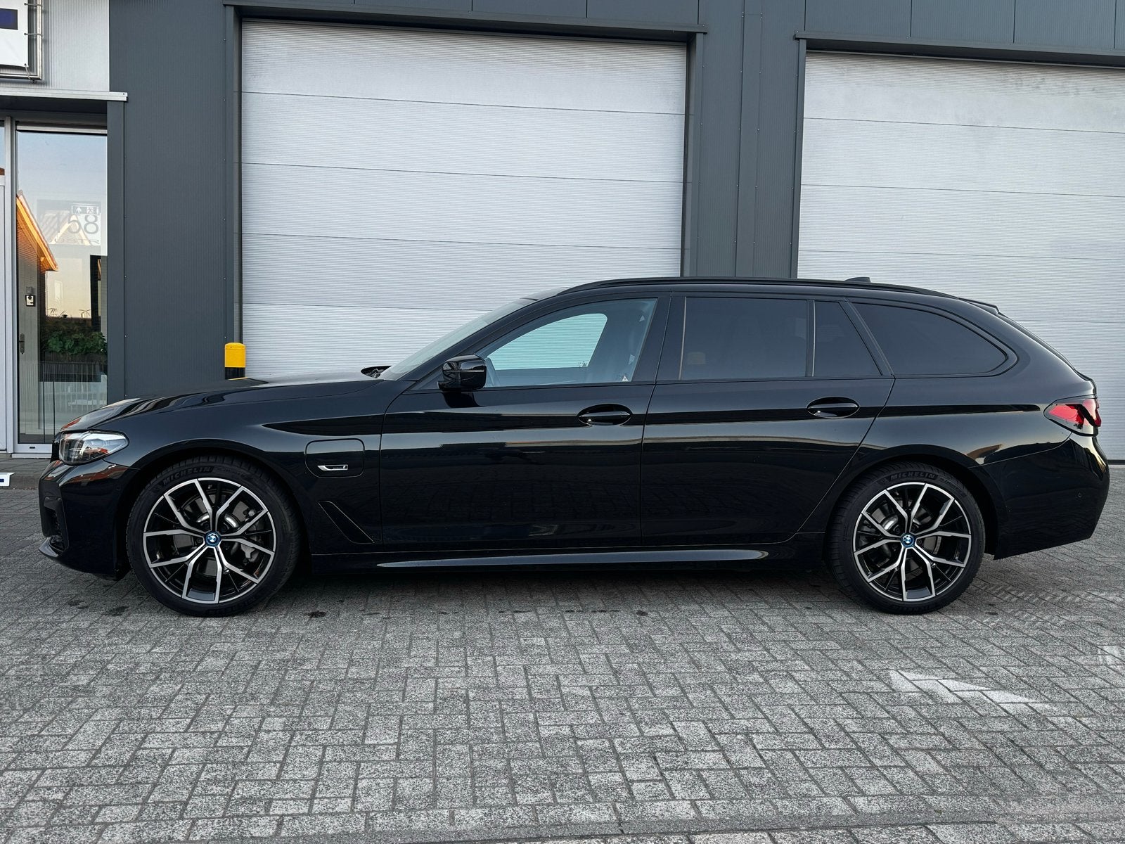 BMW 530e M sport 292pk Xdrive Aut 2022 Zwart, Auto's, BMW, Automaat, 1998 cc, 1935 kg, Zwart