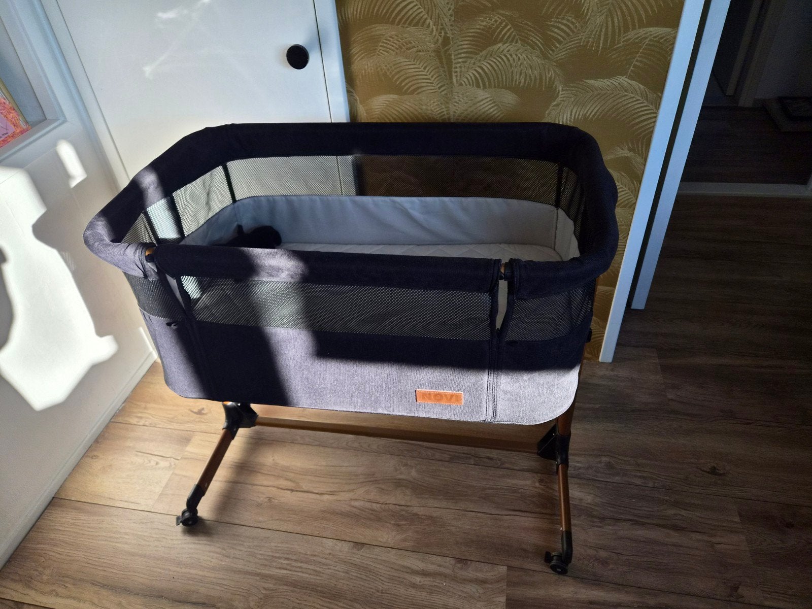 Novi Co-Sleeper Goodnight Premium Walnut/Brilliant Black, Kinderen en Baby's, Kinderkamer | Bedden, Ophalen, Zo goed als nieuw