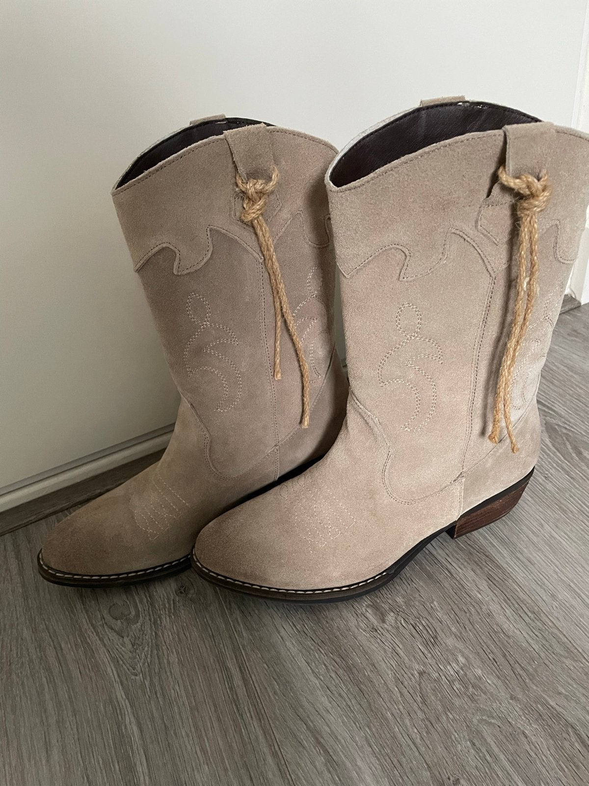 Beige suède cowboylaarzen - Maat 39, Ophalen, Beige, Lage of Enkellaarzen, Zo goed als nieuw