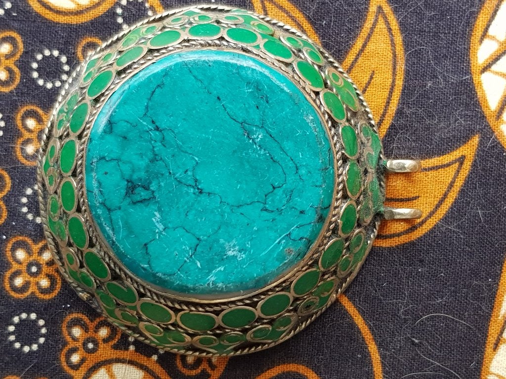 Mooie antieke hanger uit Nepal van zilverbrons met stenen., Antiek en Kunst, Sieraad, Handgemaakt, Ophalen of Verzenden, Meerkleurig