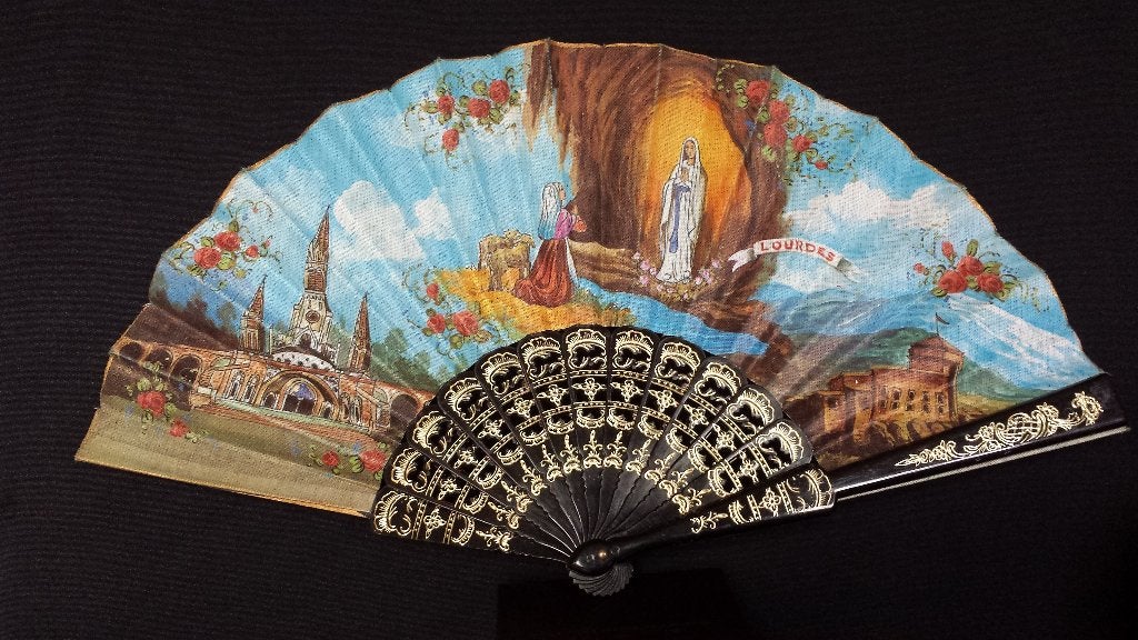LOURDES Souvenir <> HANDWAAIER <> Lourdes BEDEVAART, Ophalen of Verzenden, Zo goed als nieuw, Overige typen, Christendom | Katholiek