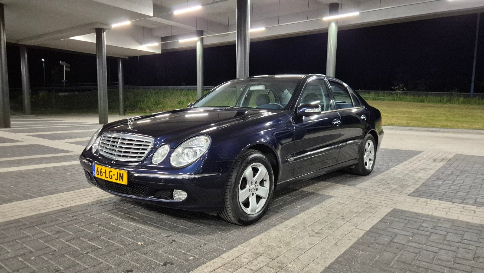 Mercedes-Benz E-Klasse 2.6 E240 Sedan AUT 2003 Blauw, Auto's, Automaat, Achterwielaandrijving, 2597 cc, Particulier