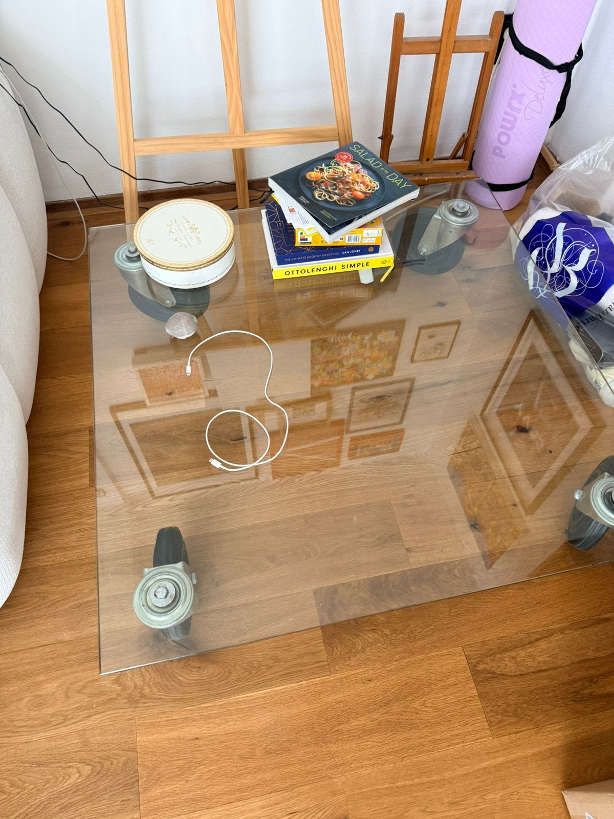 Glass Coffee table on wheels, Huis en Inrichting, Tafels | Salontafels, Zo goed als nieuw, Minder dan 50 cm, 50 tot 100 cm, Rechthoekig