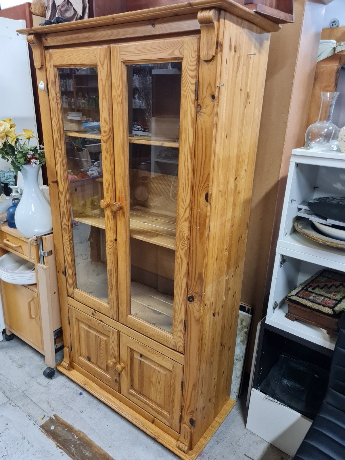 Grenen vitrinekast met glazen deuren en planken, Ophalen, Onbekend@voorbeeld.com, Klassiek, Onbekend