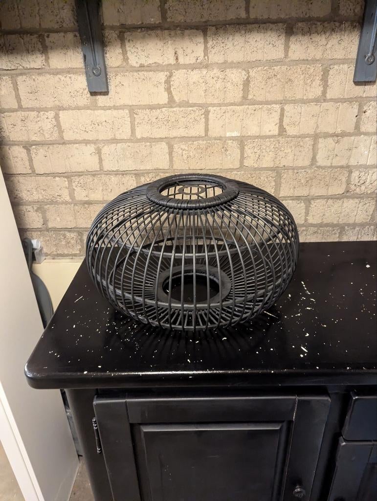Zwarte rieten lampenkap, Ophalen, Rond