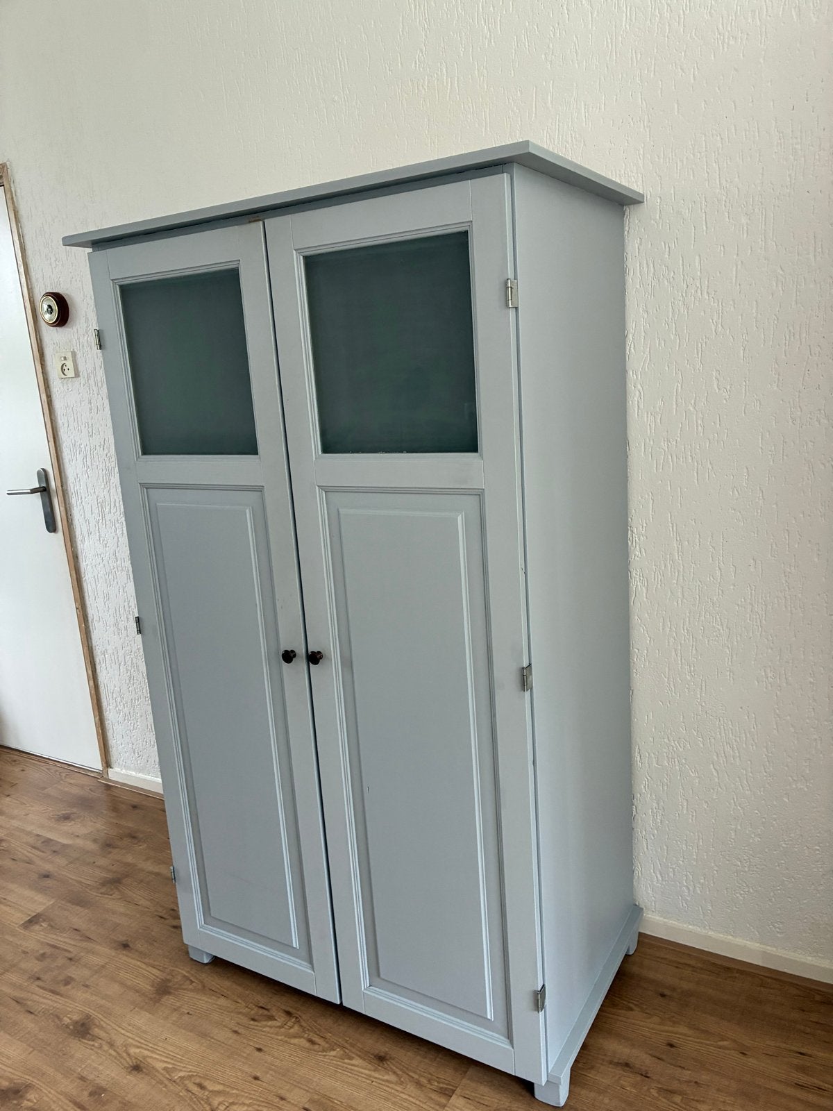 Grijze kast met glazen deuren en uitschuifbaar blad, Huis en Inrichting, Ophalen, Gebruikt, 70 tot 120 cm, 170 cm of meer
