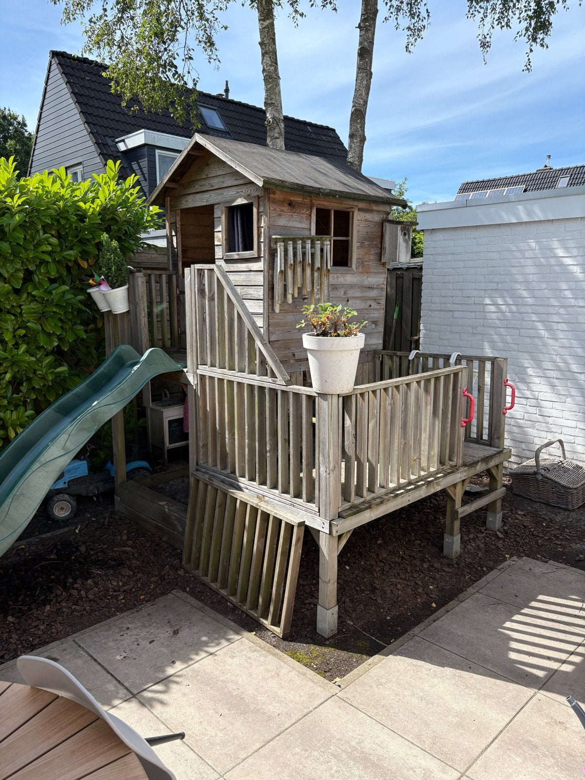 Houten speelhuisje met glijbaan en zandbak, Ophalen, Gebruikt, Glijbaan