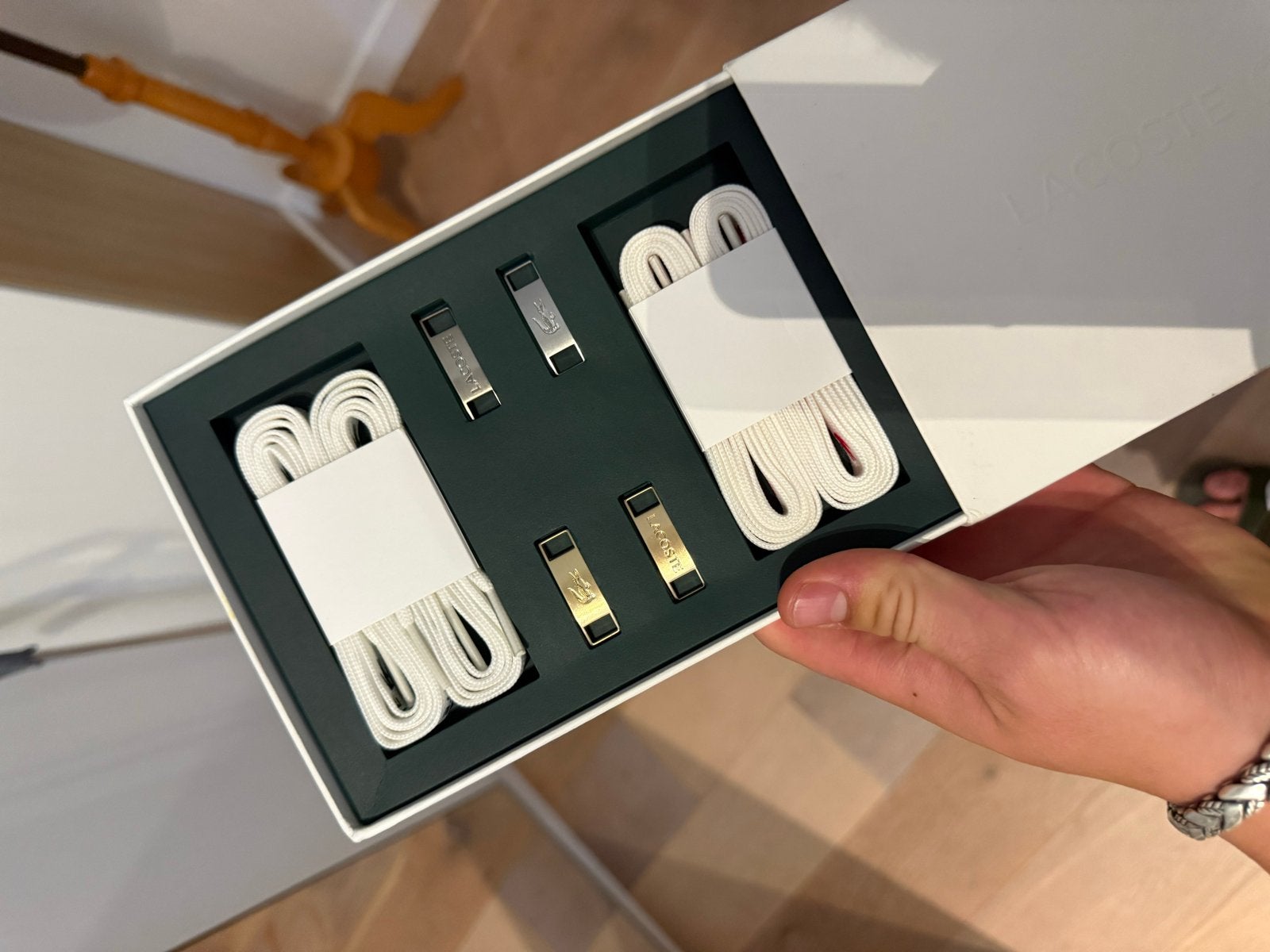 Lacoste veters en veterplaatjes in doos, Ophalen, Nieuw