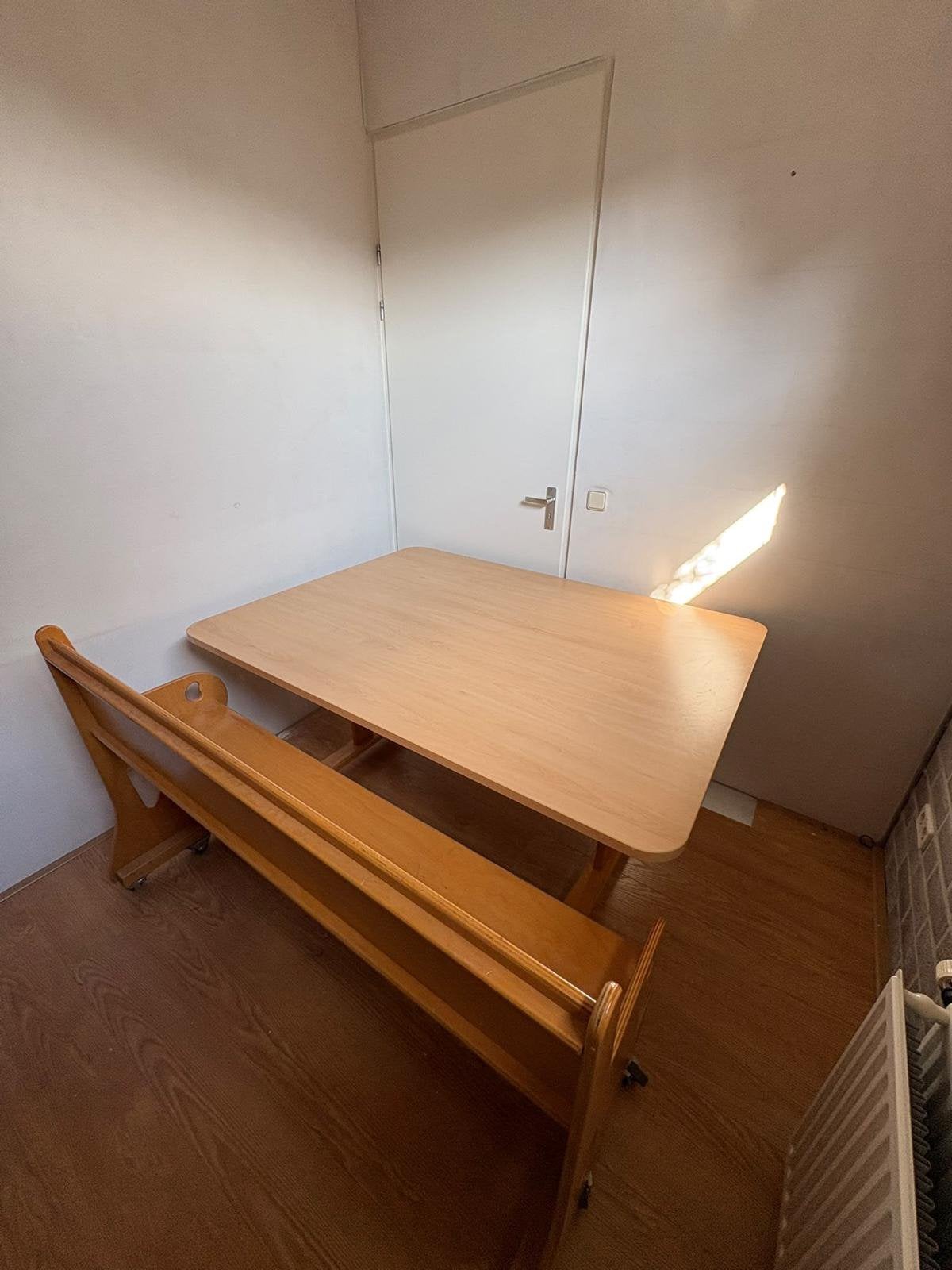 Grote tafel met bank voor kids - ideaal voor kinderopvang, Ophalen, Gebruikt, Tafel