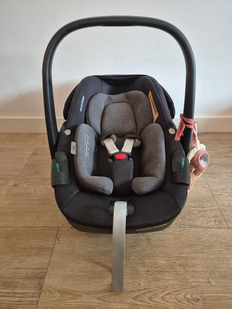 Maxi-Cosi Pebble 360 Essential Black + FamilyFix 360 Base, Kinderen en Baby's, Autostoeltjes, Zo goed als nieuw, Maxi-Cosi, 0 t/m 13 kg