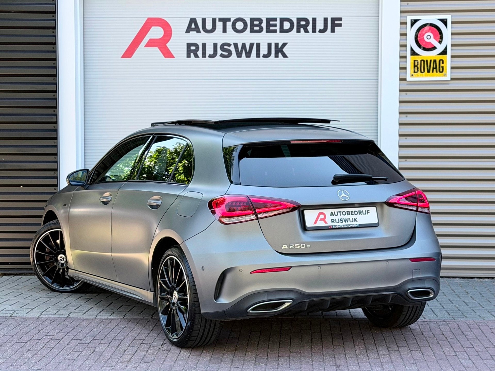 Mercedes-Benz A-klasse 250 e Premium Pano/Sfeer/Blindspot, Auto's, Gebruikt, 4 cilinders, Alcantara, Automatische klimaatregeling