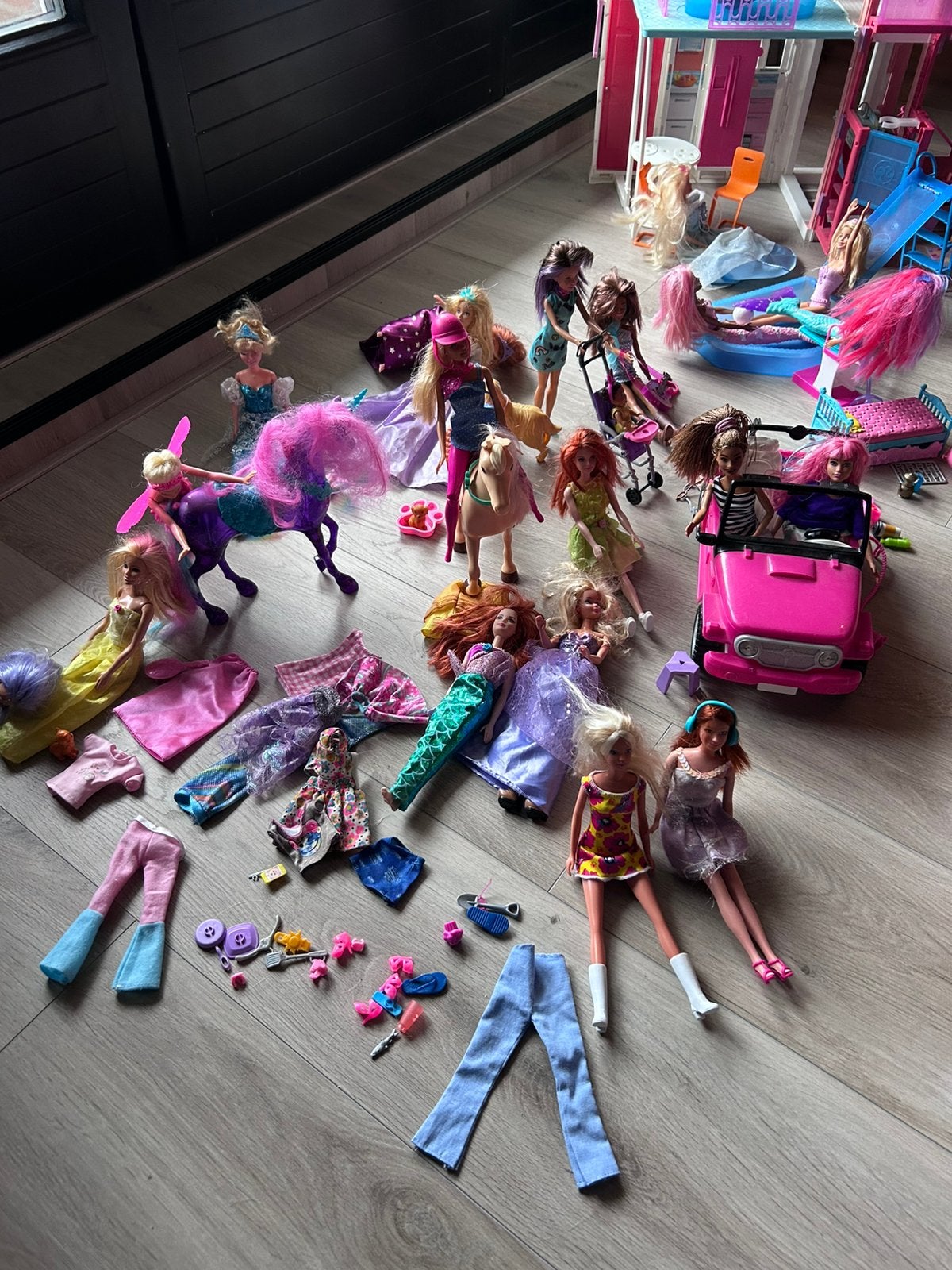 Grote Barbie set met huis, camper, auto en veel poppen, Ophalen of Verzenden, Gebruikt, Barbie