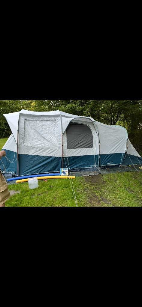 Ruime tent met 3 slaapcabines., Ophalen, Zo goed als nieuw, Tot en met 6