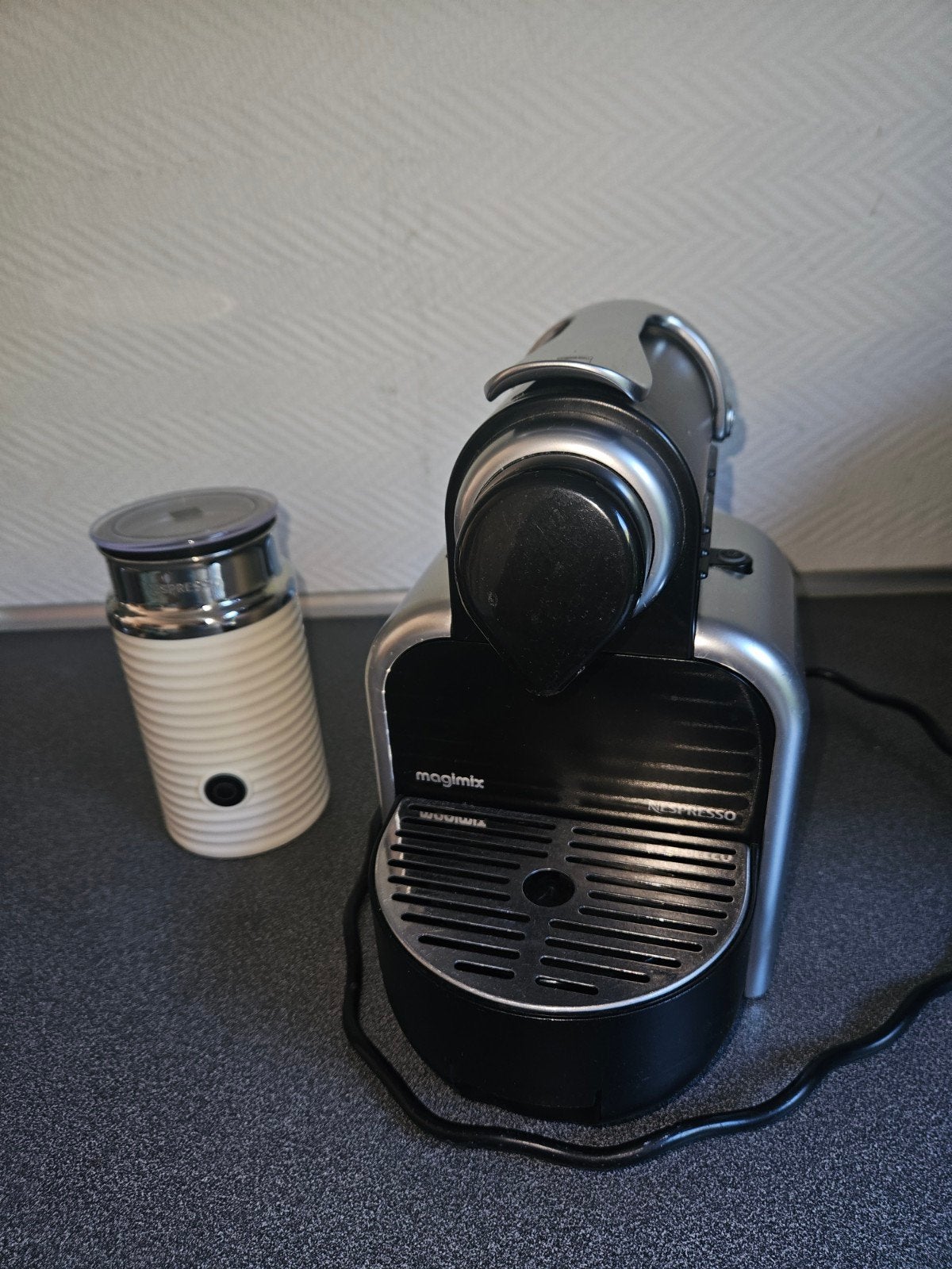 Foto 2 van Magimix Nespresso apparaat en defecte airoccino .