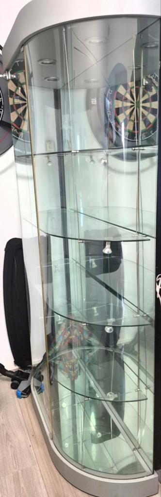 Glazen vitrinekast met verlichting en slot, Ophalen, Modern, Gebogen, 50 tot 100 cm, Glas