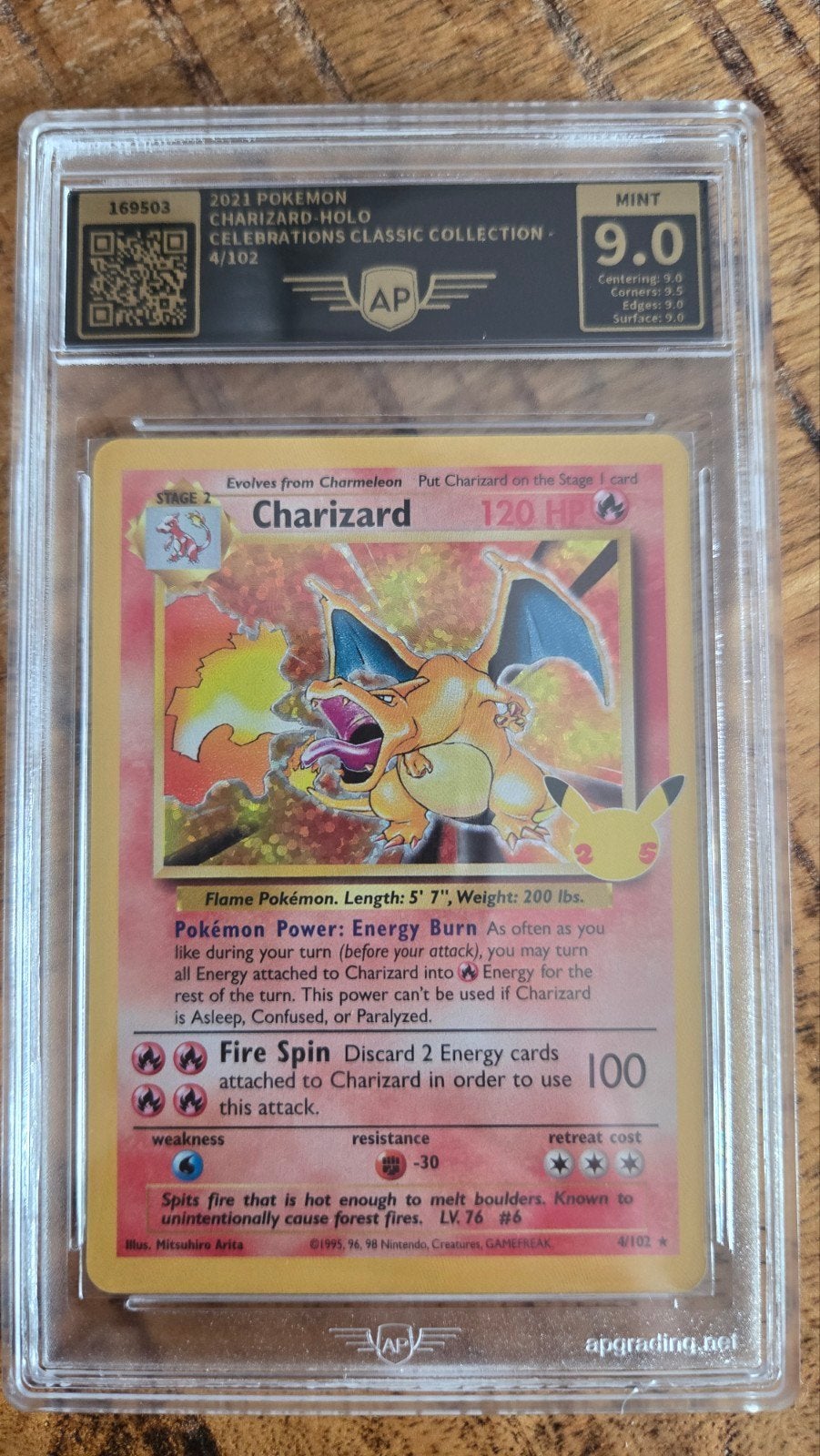 Pokémon Charizard Holo Celebrations Classic Collection, Ophalen of Verzenden, Zo goed als nieuw, Losse kaart, Foil