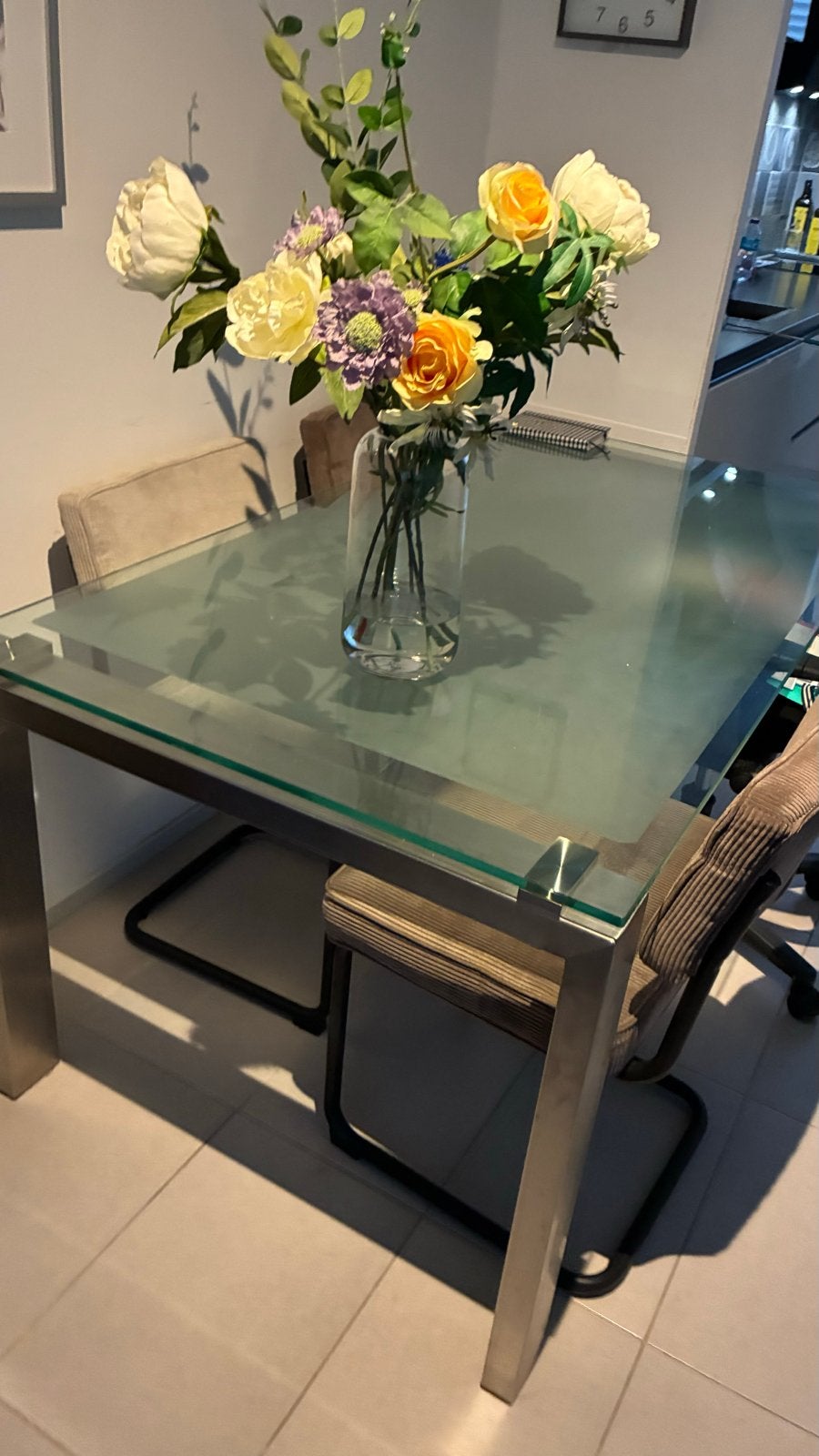 Glazen eettafel met metalen onderstel, Huis en Inrichting, Tafels | Eettafels, Ophalen, Gebruikt, 50 tot 100 cm, Glas