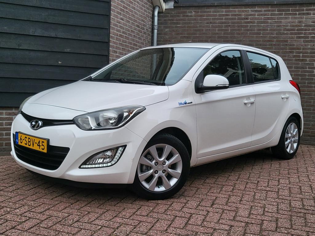 Hyundai I20 1.2i i-Deal - Navi - Afneembare trekhaak - N.A.P, Auto's, Euro 5, Gebruikt, 31 €/maand, 4 cilinders