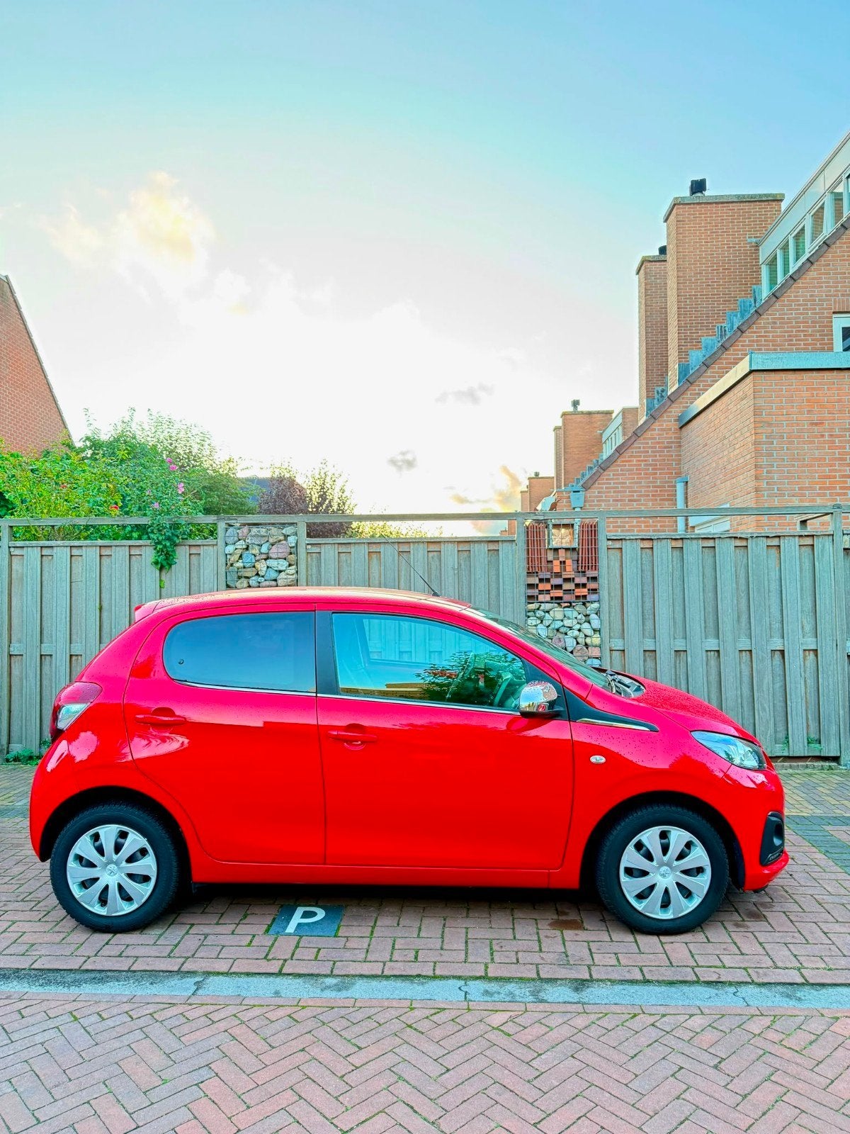 Peugeot 108 18805 KM 1.0 12V E-vti 51KW 5DR 2018 Rood, Auto's, Voorwielaandrijving, Dealer onderhouden, Stof, Automatische klimaatregeling