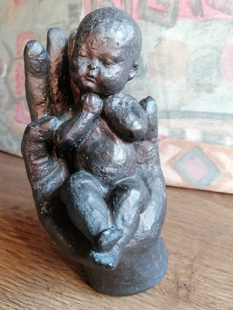 beeldje baby in hand, Verzamelen, Beelden en Beeldjes, Ophalen of Verzenden, Zo goed als nieuw, Mens
