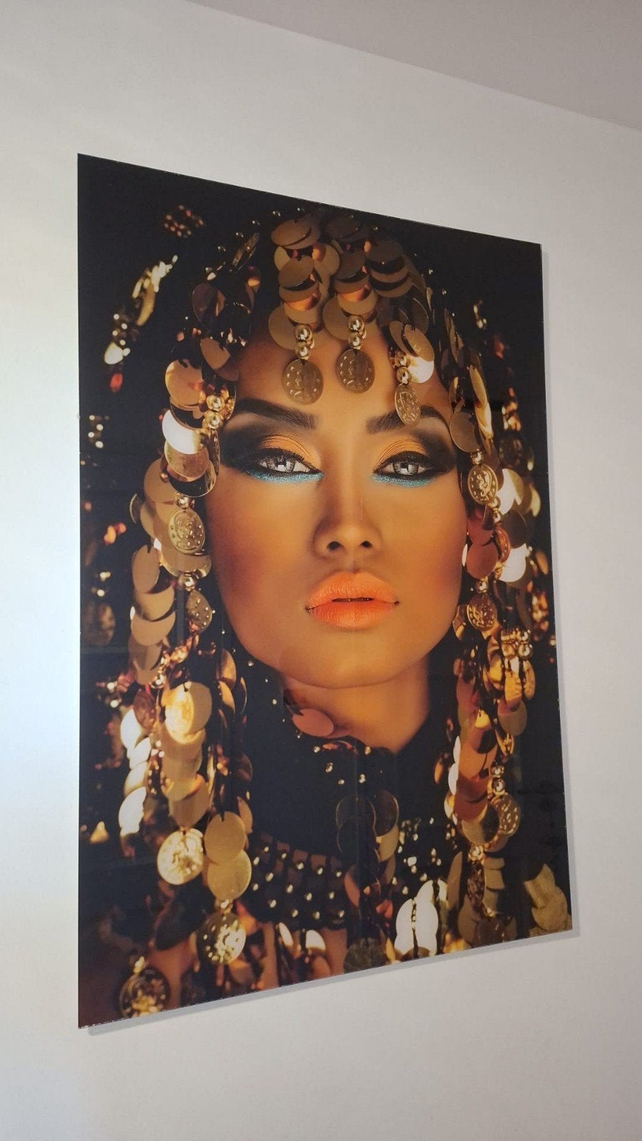 Schilderij Vrouw met Gouden Muntjes - 80x120 cm, Kunststof, Op houten frame, Ophalen of Verzenden, Print