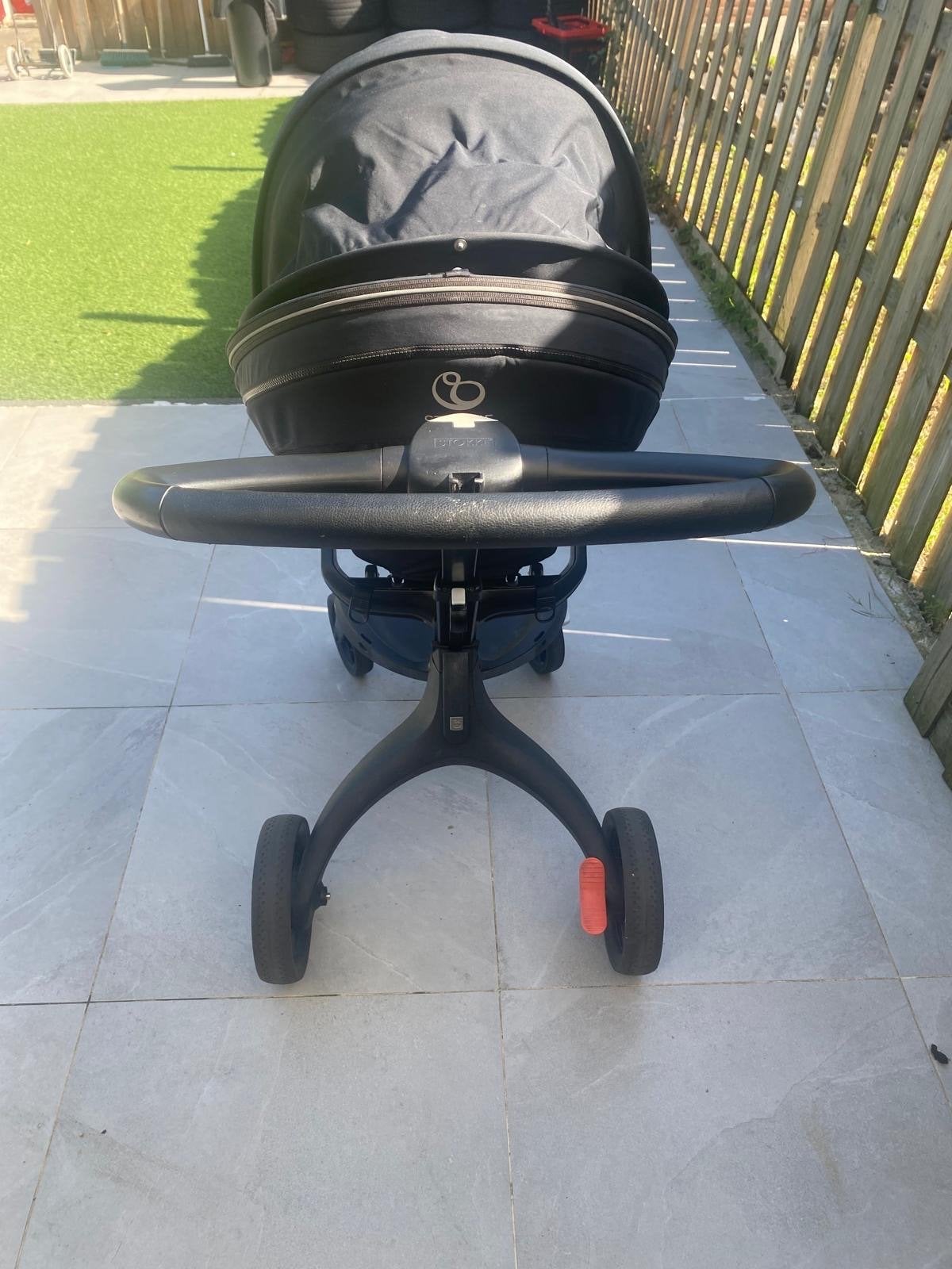 Stokke Xplory X Kinderwagen Zwart inclusief reiswieg, Kinderen en Baby's, Verstelbare duwstang, Zo goed als nieuw, Ophalen, Kinderwagen
