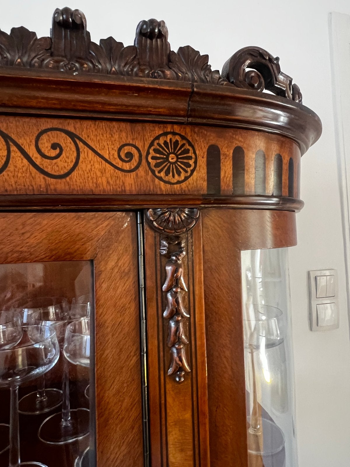 Antieke vitrinekast met inlegwerk en gebogen glas, Ophalen