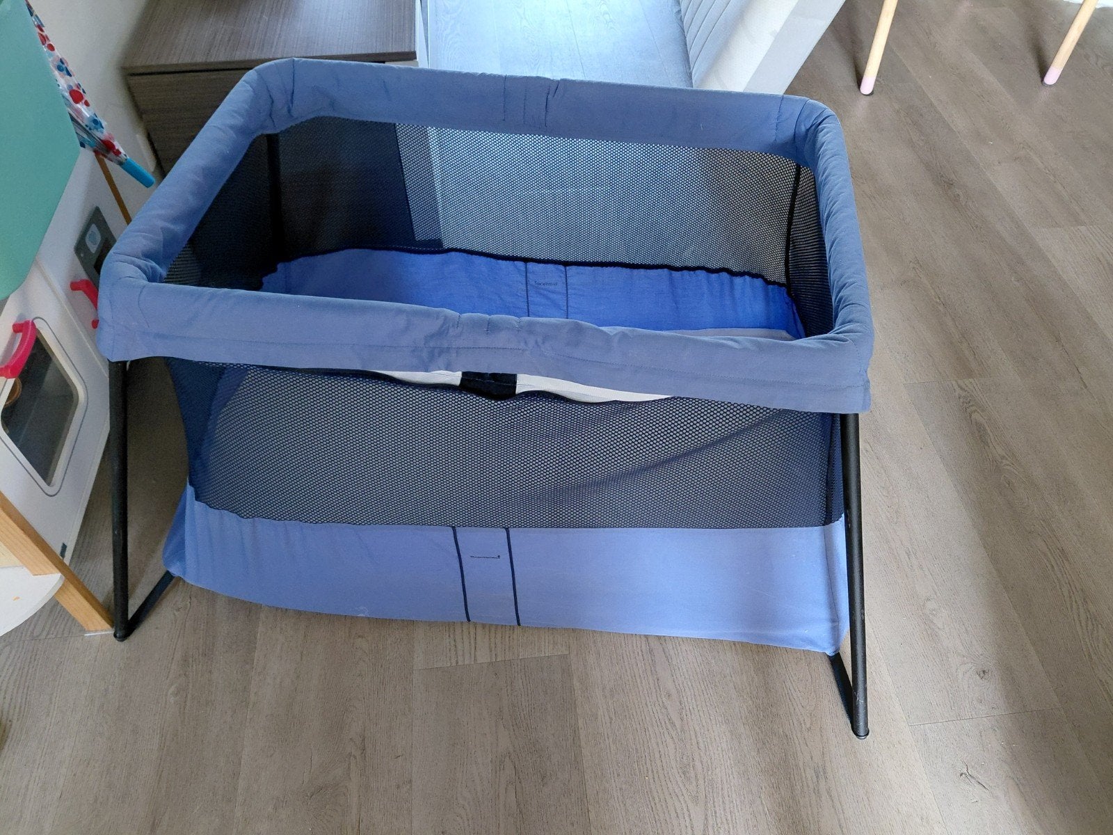 BabyBjörn Reisbedje Lichtblauw - Compact en Comfortabel, Kinderen en Baby's, Babywiegjes en Ledikanten, Ophalen