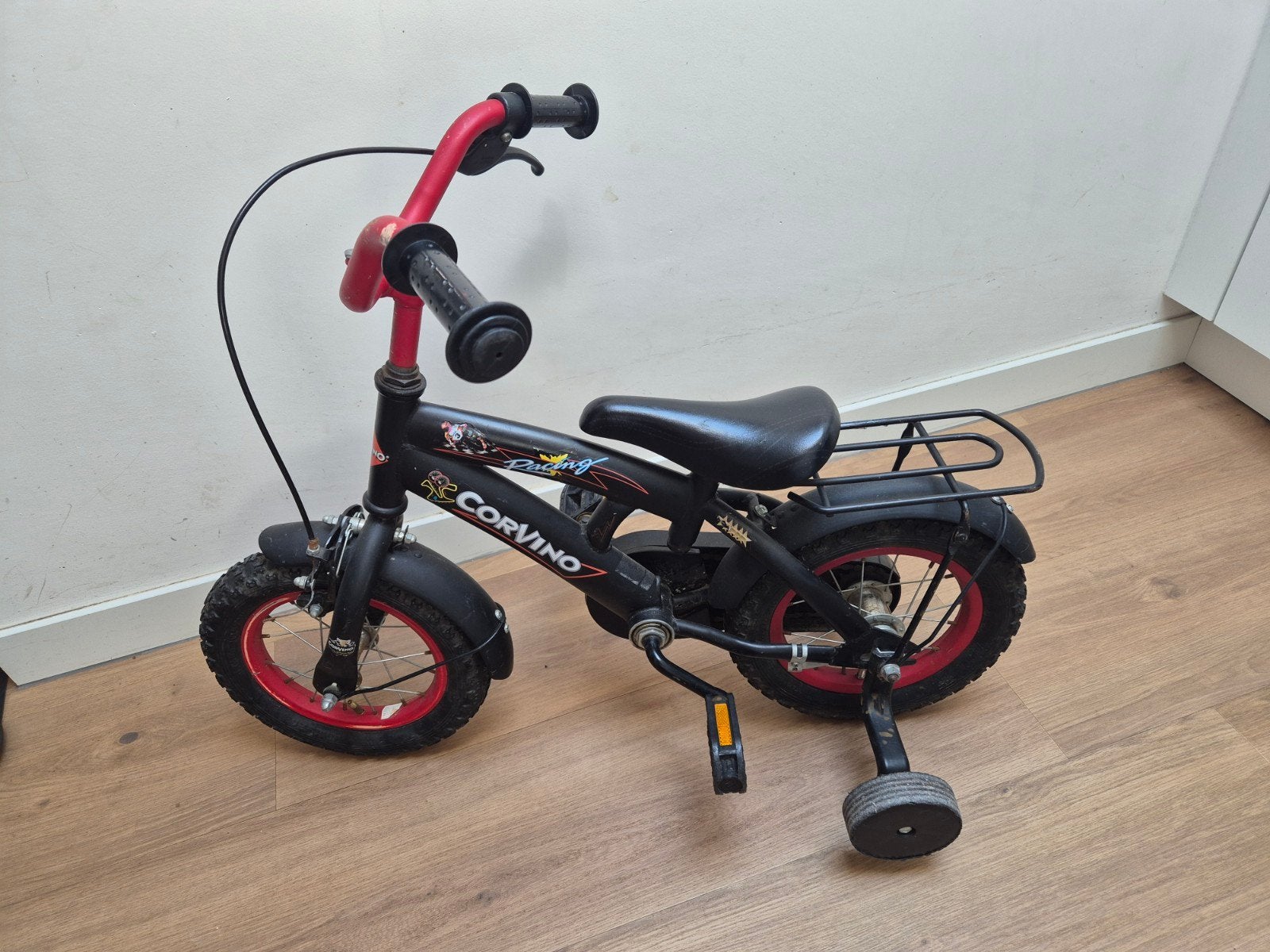 Corvino Kinderfiets Zwart/Rood met Zijwieltjes,, 12 inch, Fietsen en Brommers, Fietsen | Kinderfietsjes, Ophalen, Terugtraprem