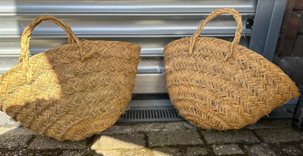 2 rieten boodschappenmanden tassen, Huis en Inrichting, Woonaccessoires | Schalen en Manden, Overige materialen, Gebruikt, Mand