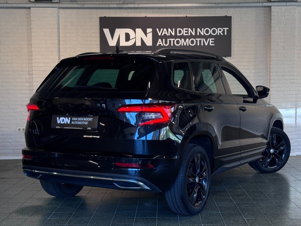 Skoda KAROQ 1.5 TSI Sportline Business Stoel- stuurverw Navi, 1498 cc, 4 cilinders, Zwart, Karoq