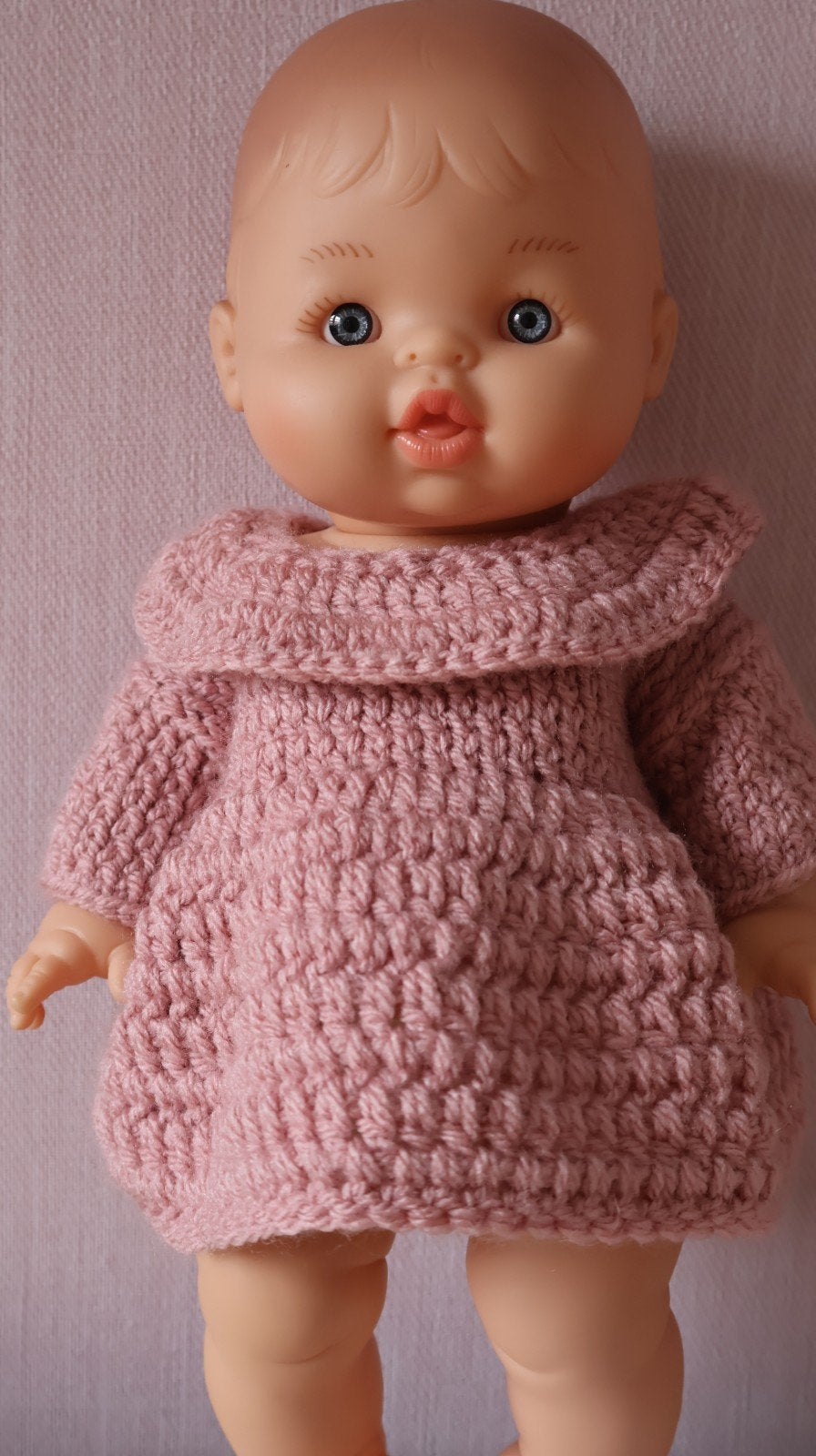 Poppenkind gehaakt jurkje roze, Ophalen of Verzenden, Nieuw, Babypop