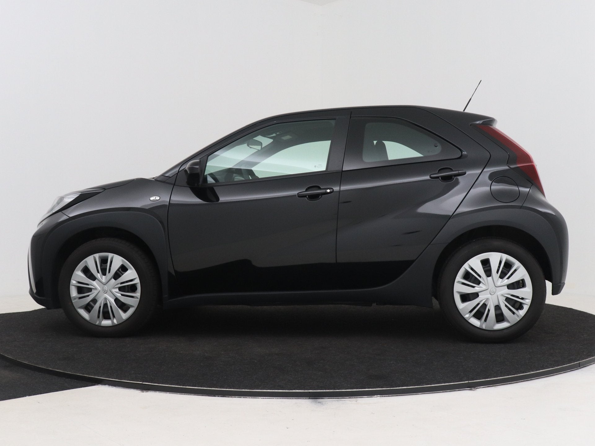 Toyota Aygo X 1.0 VVT-i S-CVT Play AUTOMAAT | DEMO & DIRECT, Auto's, Toyota, 12 maanden, Stof, 4 stoelen, Zwart