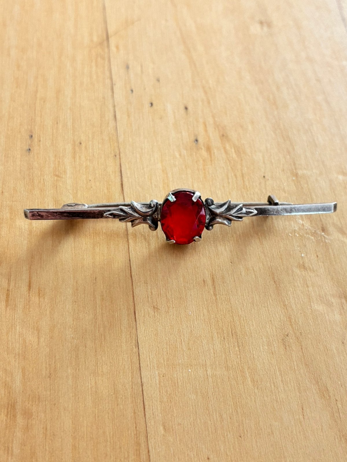 antieke Art Nouveau broche is van zilver met een  rode steen, Ophalen of Verzenden, Zo goed als nieuw, Zilver, Zilver