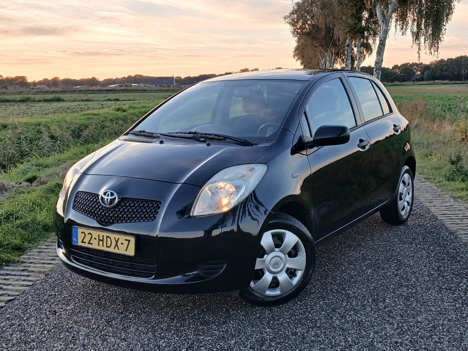 Foto 9 van Toyota Yaris 1.3 16V AIRCO 5 deurs NIEUW APK