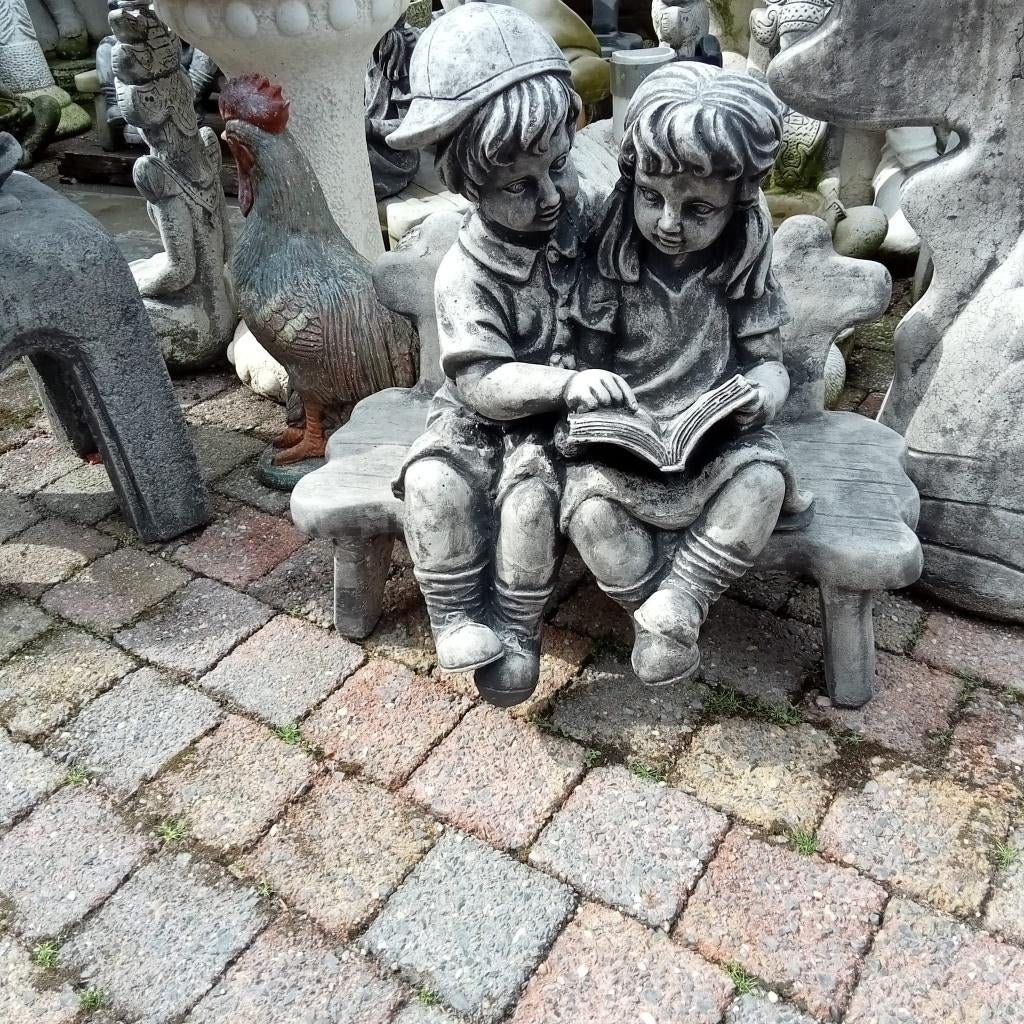 lezende kindjes op bankje van beton, Tuin en Terras, Ophalen, Gebruikt, Beton, Mensenbeeld