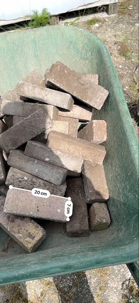 Gratis waaltjes (ca. 30) lbh 20x5x7 cm, met grove bovenkant, Tuin en Terras, Ophalen, Overige materialen, Gebruikt, Klinkers