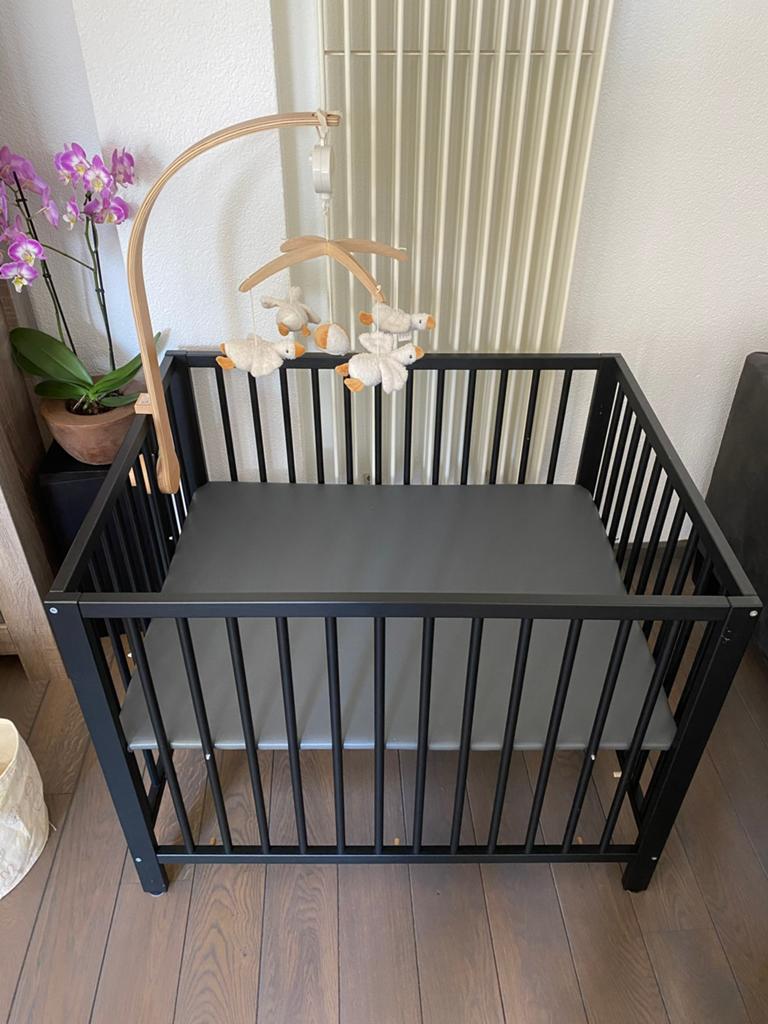 Zwarte box met mobile en boxkleed, Kinderen en Baby's, Boxen, Ophalen, Zo goed als nieuw, Boxkleed