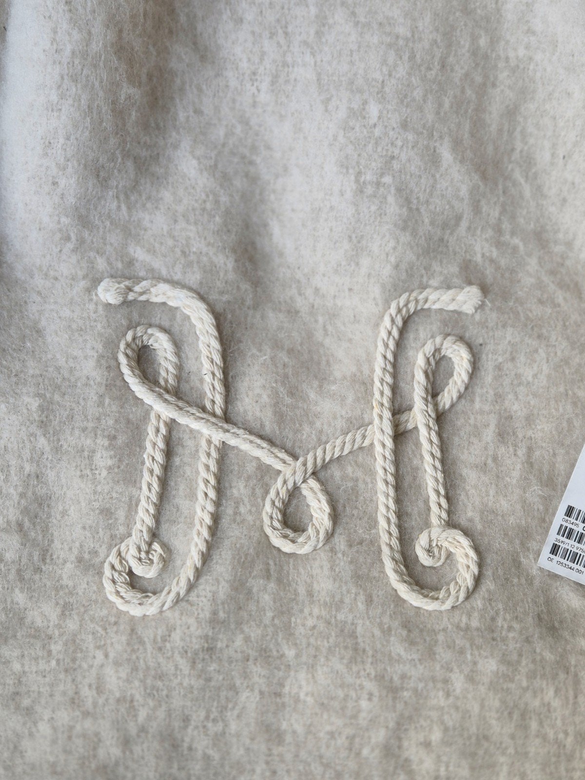 H&M beige monogram sjaal, Kleding | Dames, Ophalen of Verzenden, Nieuw, Maat 46/48 (XL) of groter, Sjaal