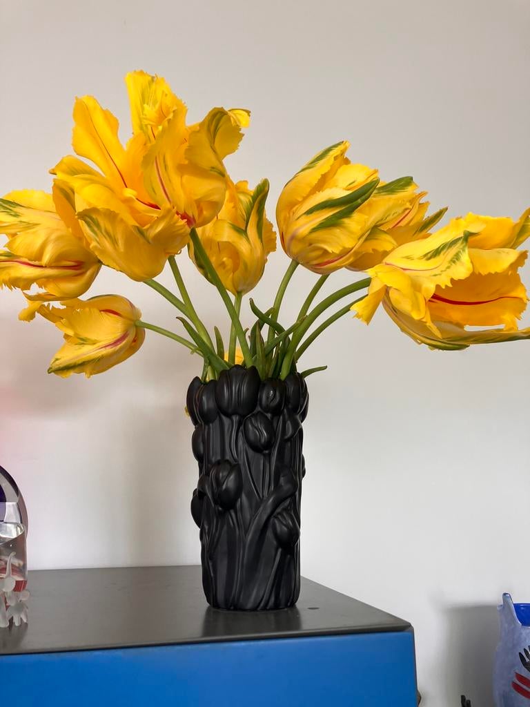 PERI GLASS zwarte vaas met tulpenreliëf, Zwart, Aardewerk of Porselein, Ophalen of Verzenden, Zo goed als nieuw